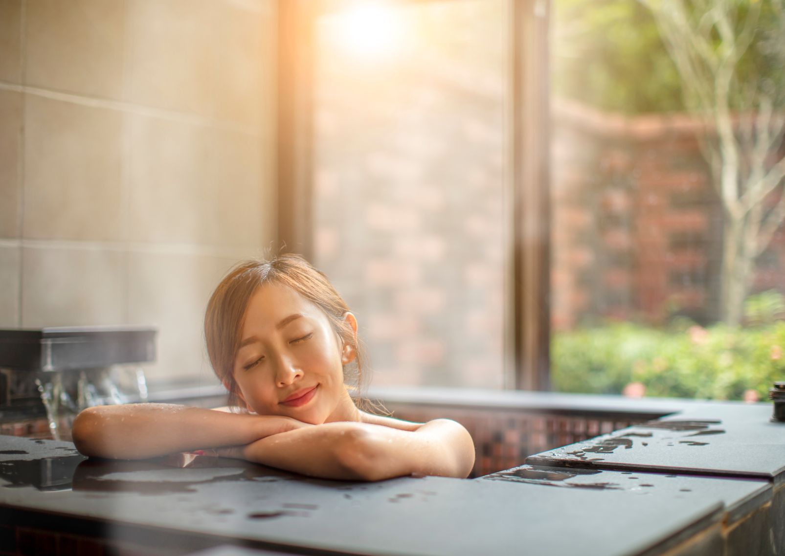 Mujer relajándose en un baño termal japonés