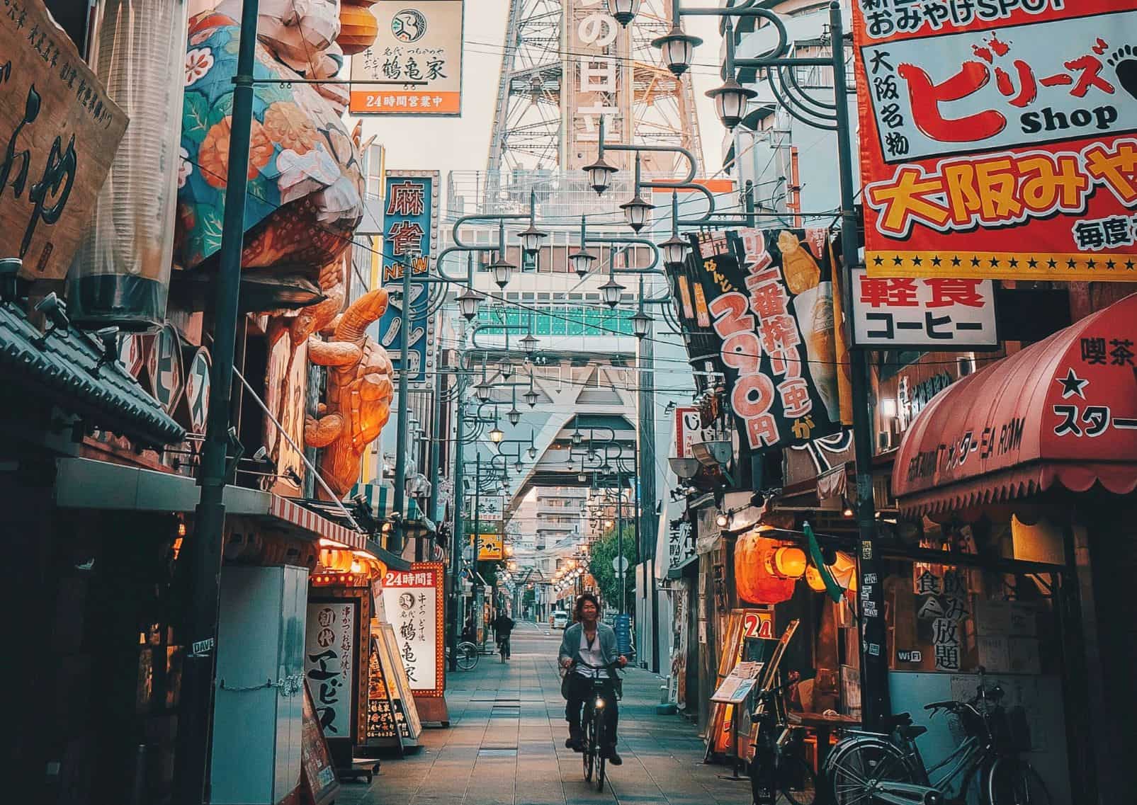 Tsutenkaku en el barrio de Shinsekai, Osaka