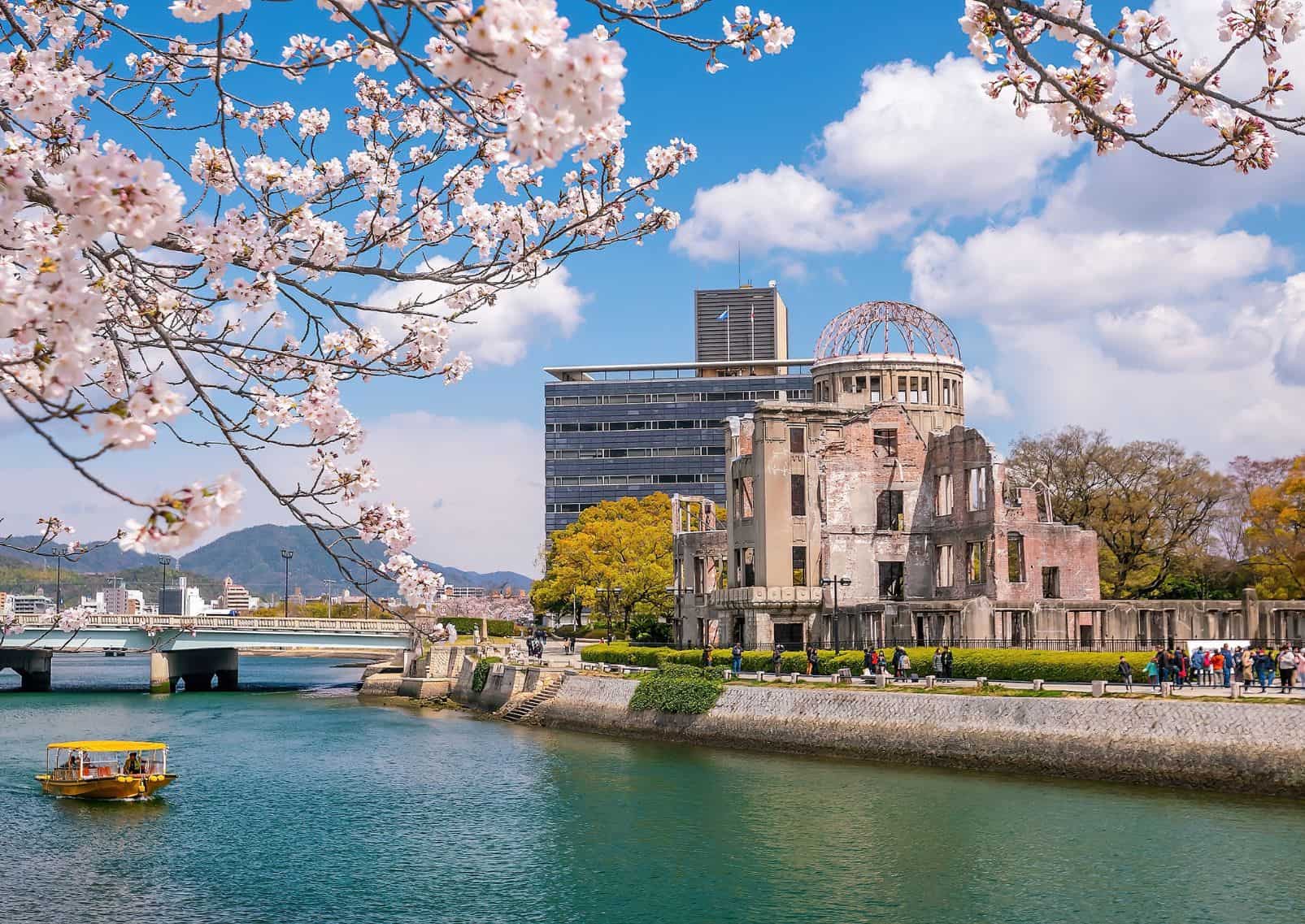 La Cúpula de la Bomba Atómica de Hiroshima y los cerezos en flor que la enmarcan