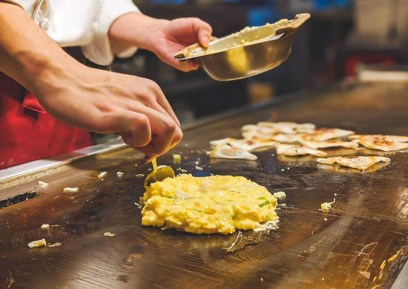 Preparando un okonomiyaki al estilo de Hiroshima