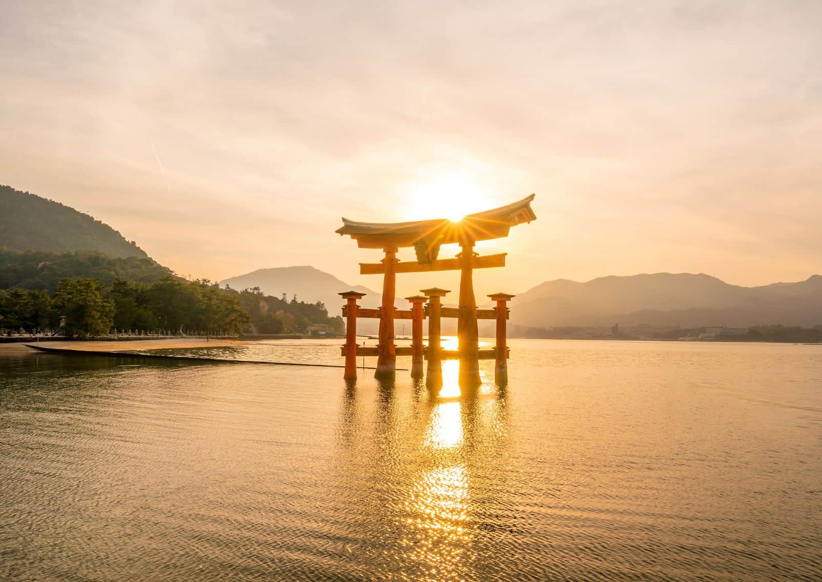 Puesta de sol en el gran torii flotante de Miyajima, Japón