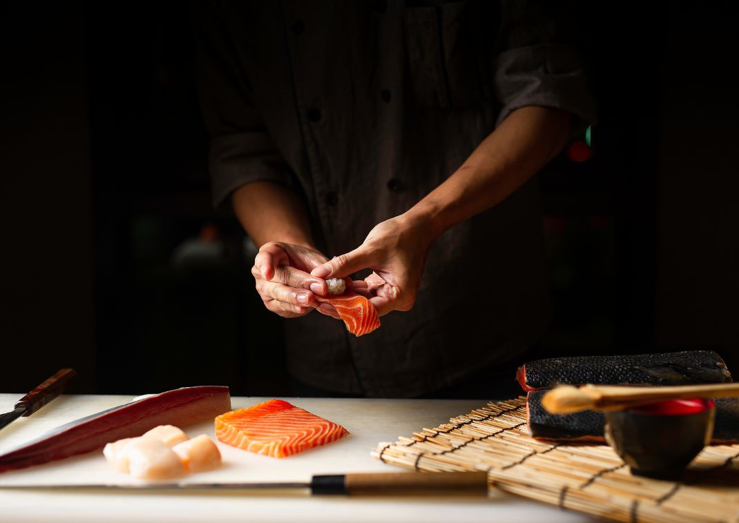 Chef preparando sushi,comida japonesa, Japón