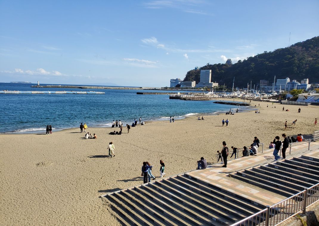 Paseando por la playa principal de Atami