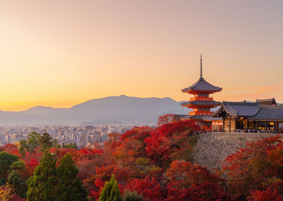 Atardecer en otoño desde el templo Kiyomizu-dera de Kioto