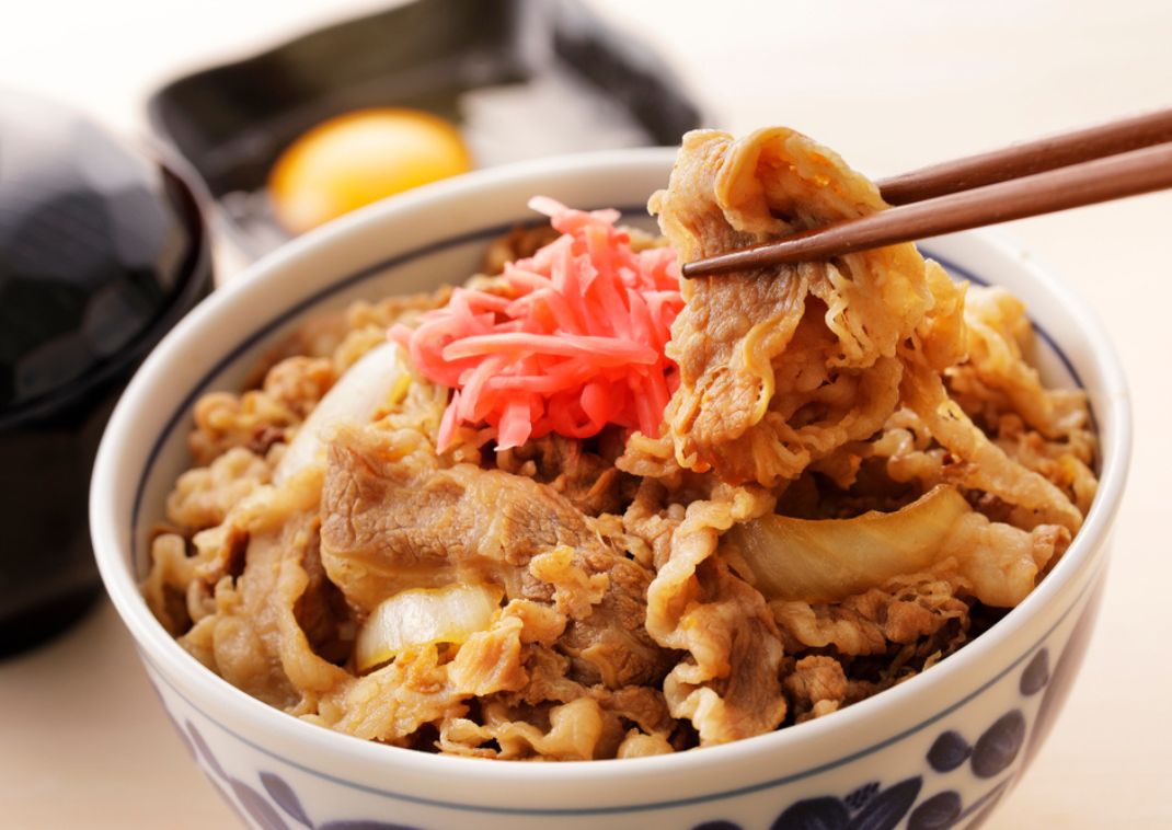 Cuenco japonés de carne y arroz, conocido como gyudon, con jengibre rallado encima