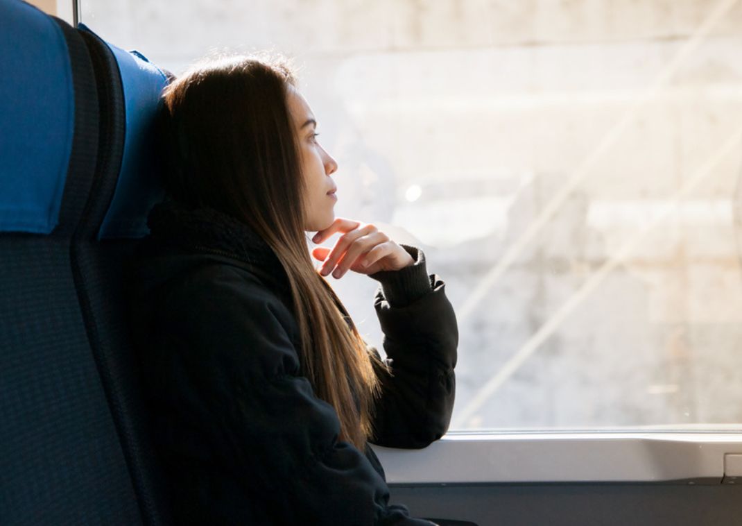 Mujer sentada en el Narita Express en dirección a la ciudad de Tokio