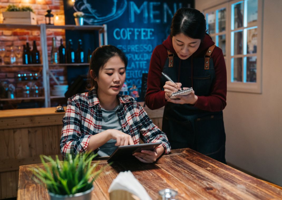 Mujer haciendo un pedido en un restaurante