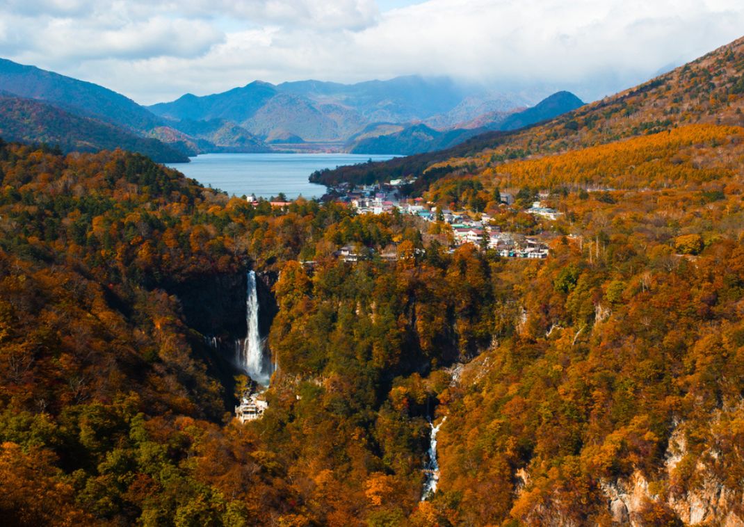 Colores otoñales en una vista panorámica de Nikko con el lago Chuzenji y la cascada de Kegon