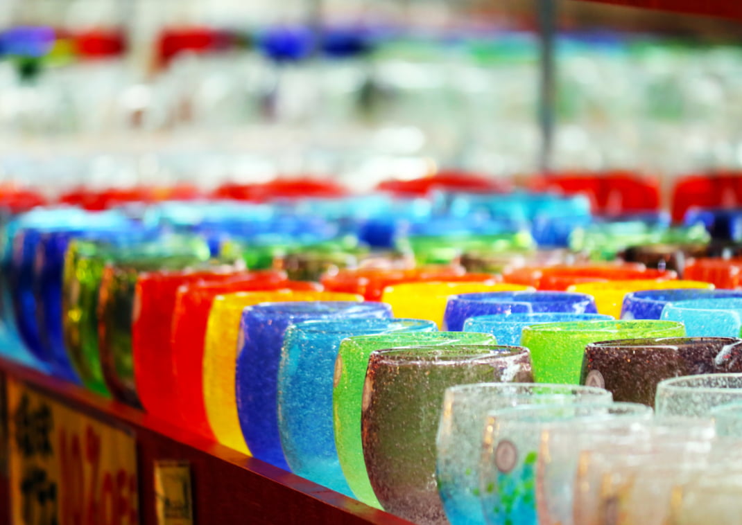 Vasos de colores en Okinawa Alt: Vasos de colores en una de las múltiples tiendas de Kokusai Dori, en Naha, Okinawa