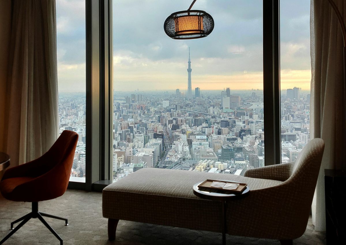 Habitación de hotel de lujo con vistas a Tokio, Japón