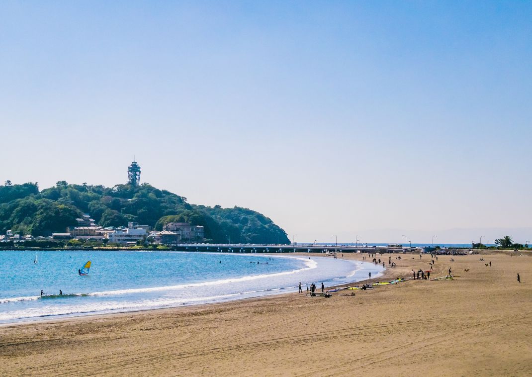 Playa de Katase con la isla de Enoshima, Japón