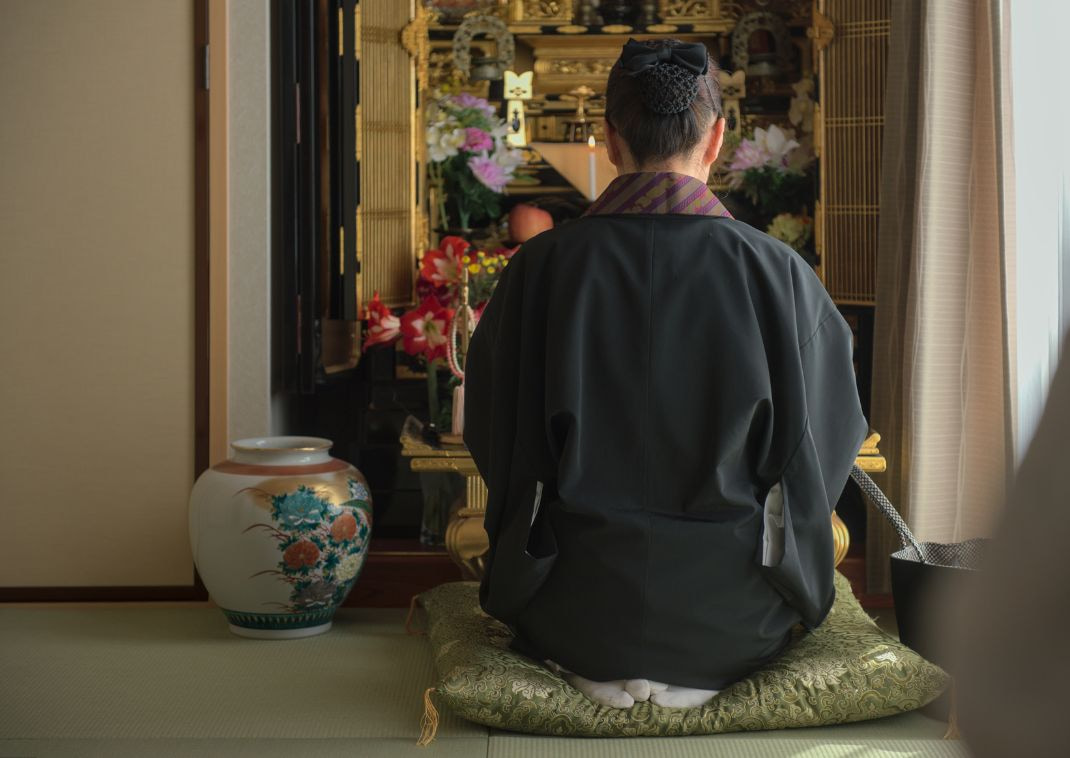  Monje budista japonés arrodillado rezando.