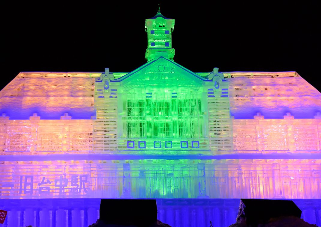 edificio iluminado en el festival de nieve de Sapporo, Japón