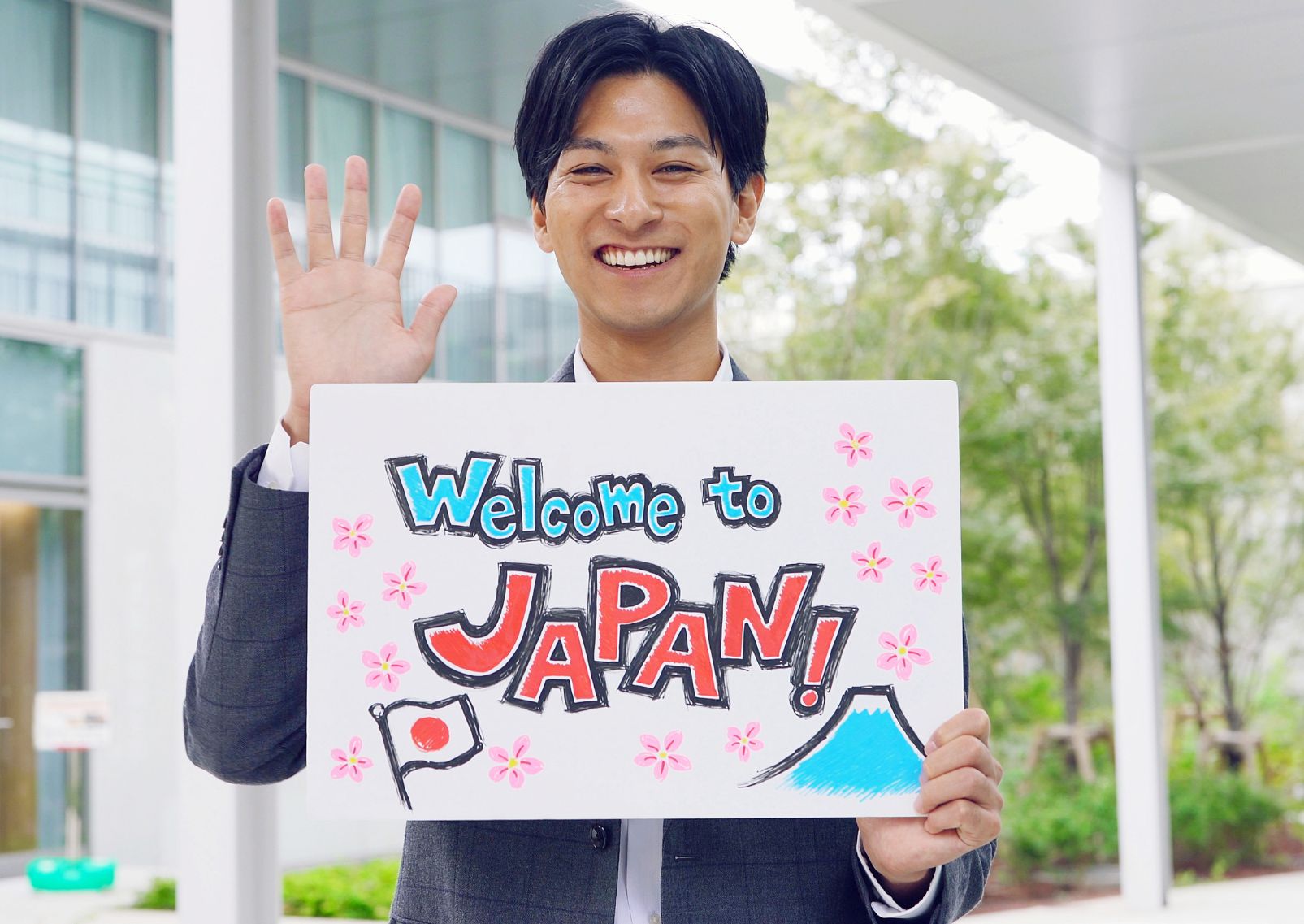 Hombre japonés con un cartel en el aeropuerto de Japón
