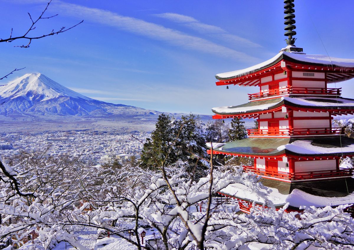 Pagoda Chureito con el monte Fuji al fondo durante el invierno