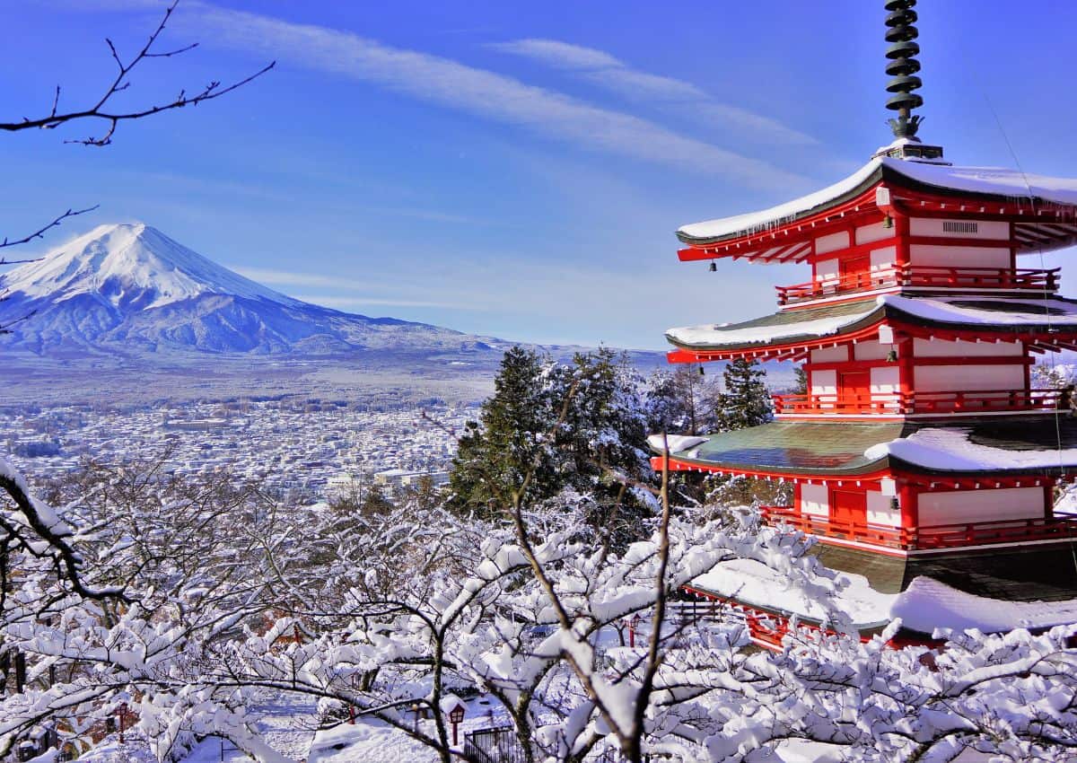Pagoda Chureito con el monte Fuji al fondo durante el invierno