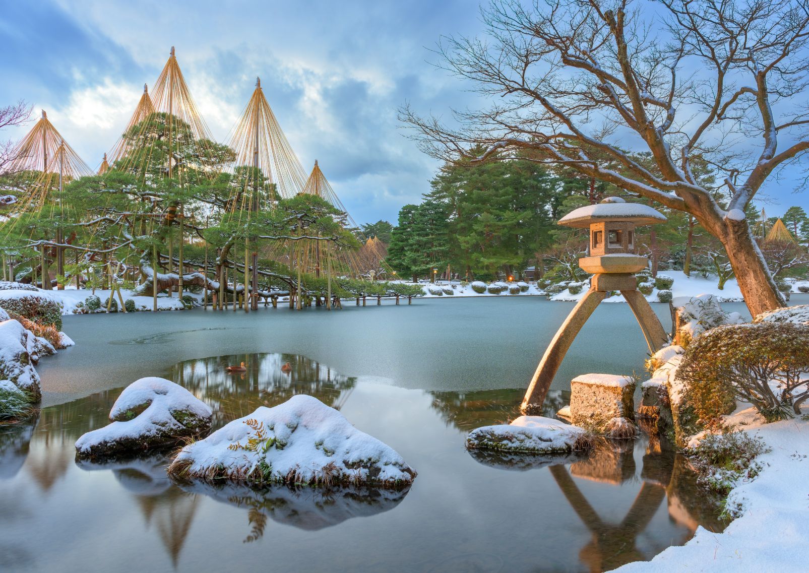 Kanazawa, Ishikawa, Japón, invierno en los jardines Kenrokuen