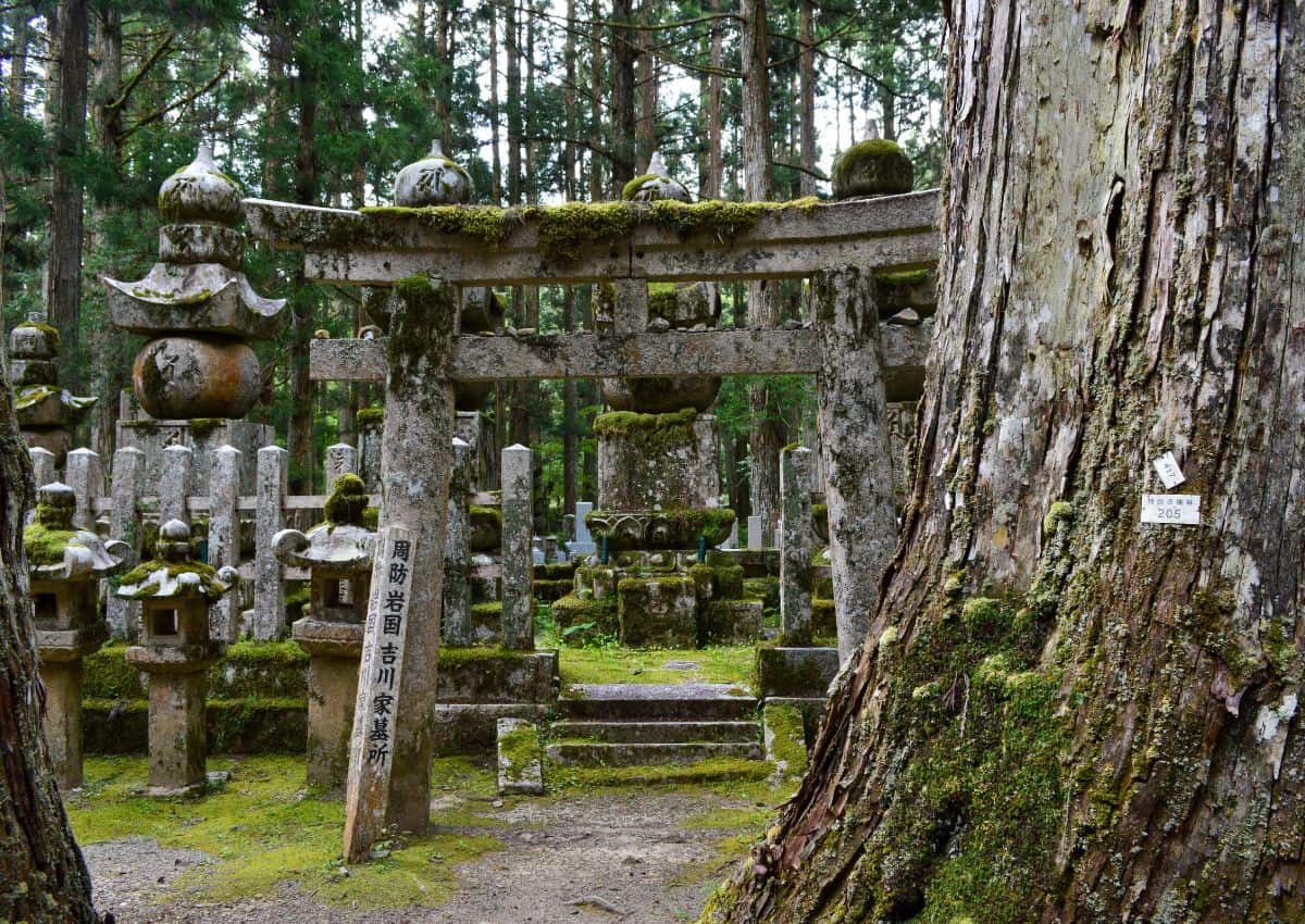Una escena en el templo Okunoin, Japón