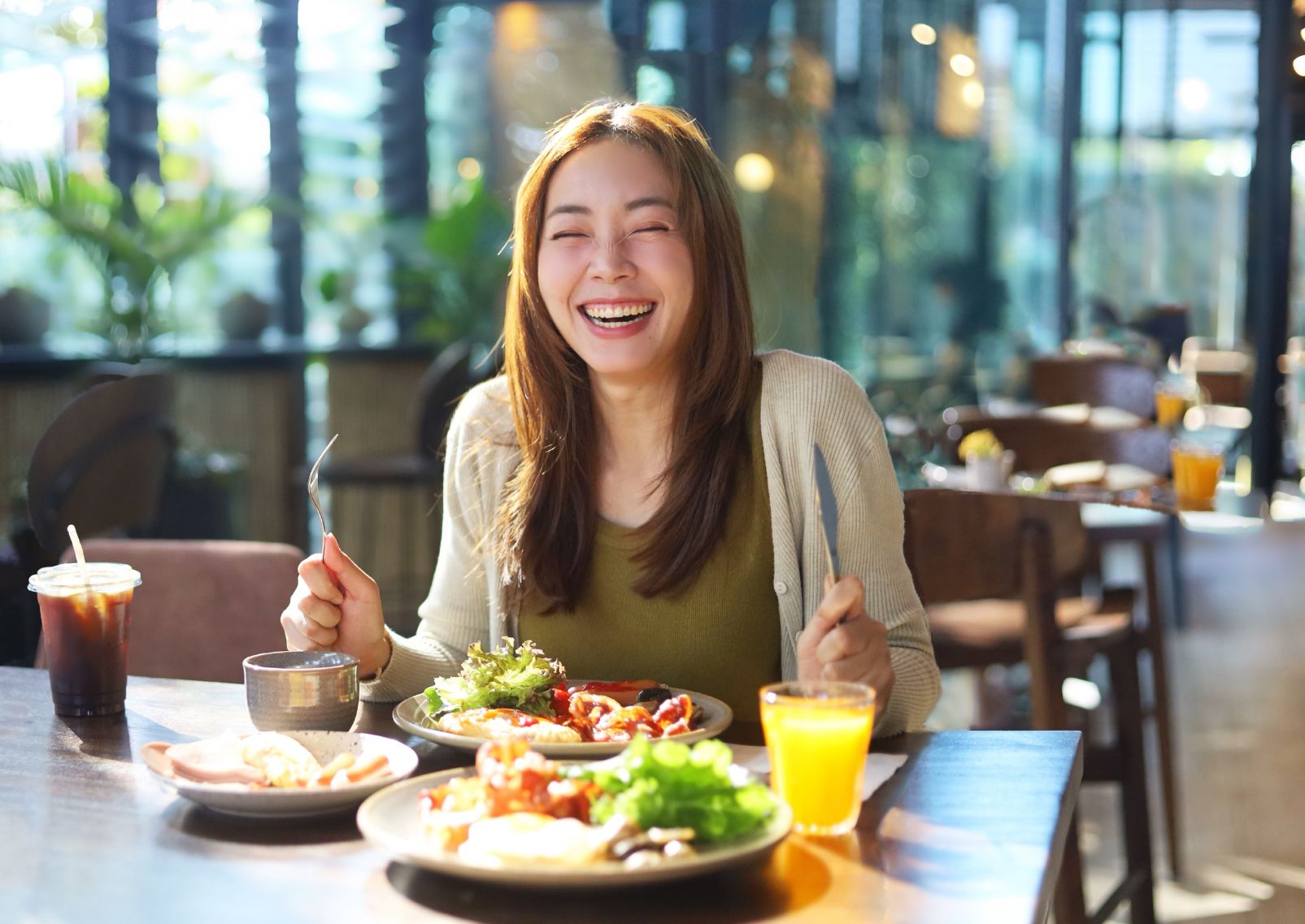 Mujer disfrutando de una comida sin gluten, Japón