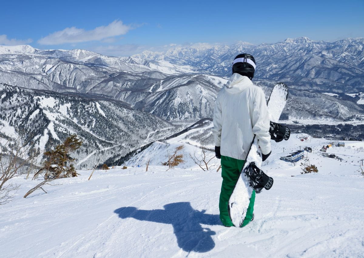 Snowboarder en la estación de esquí Hakuba Goryu, Japón