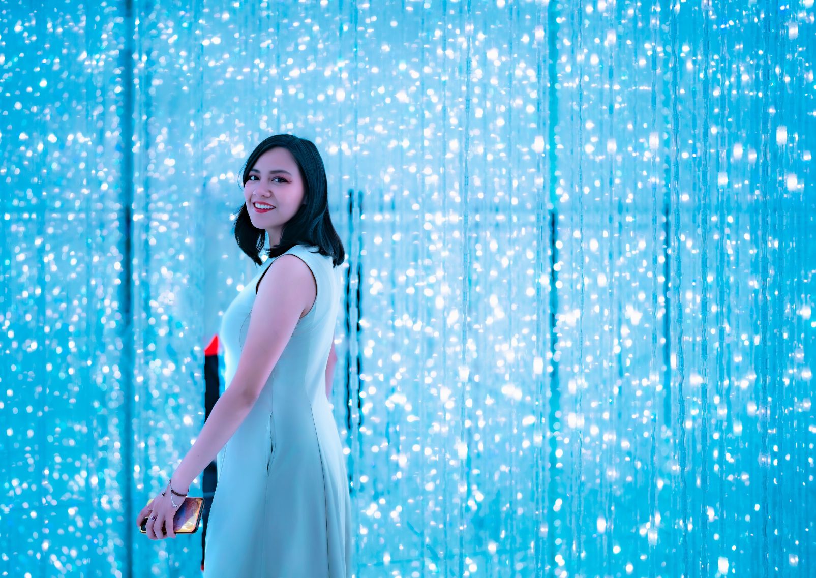 Mujer en la instalación artística teamLab Borderless de Tokio.