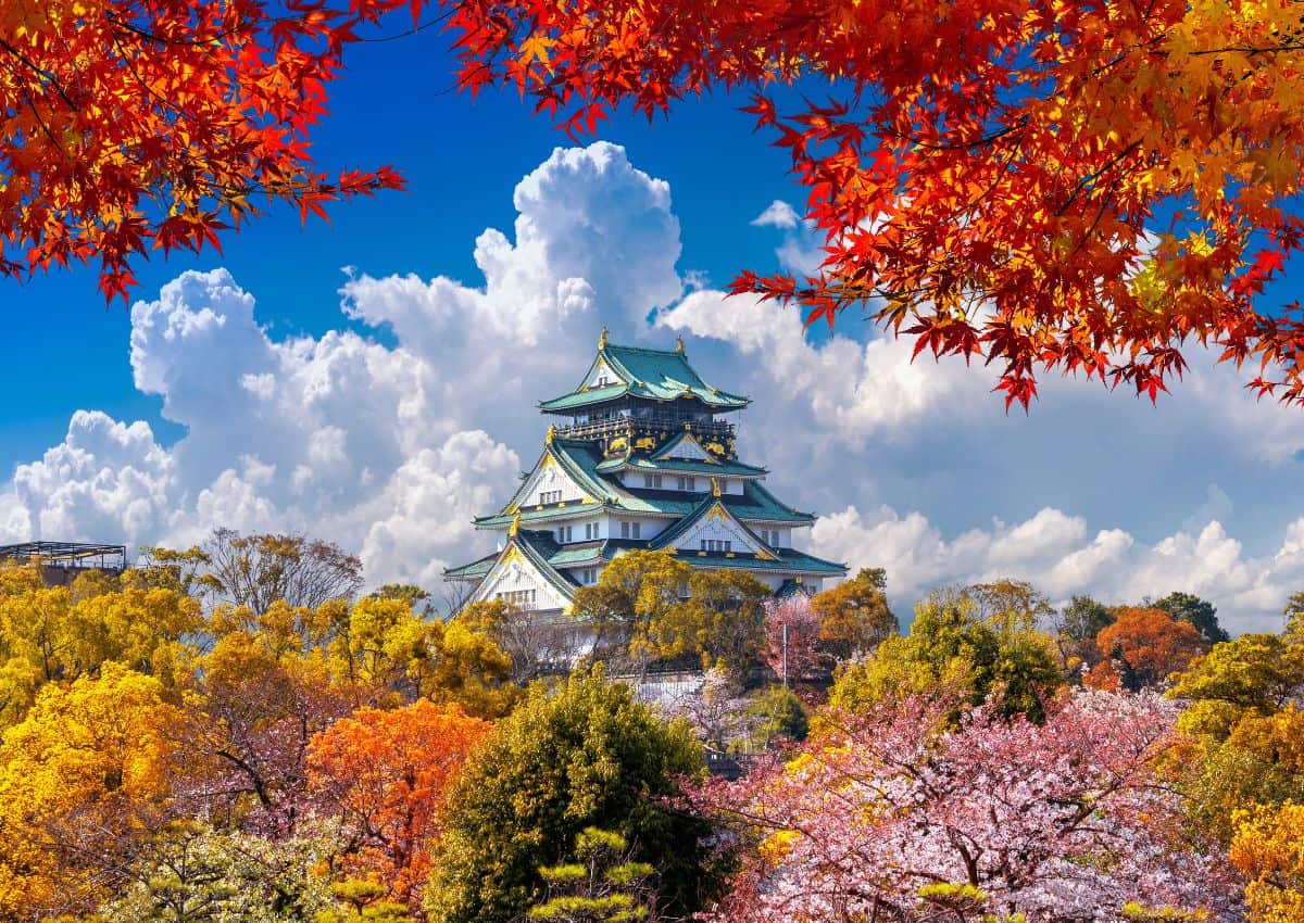 Castillo de Osaka en otoño