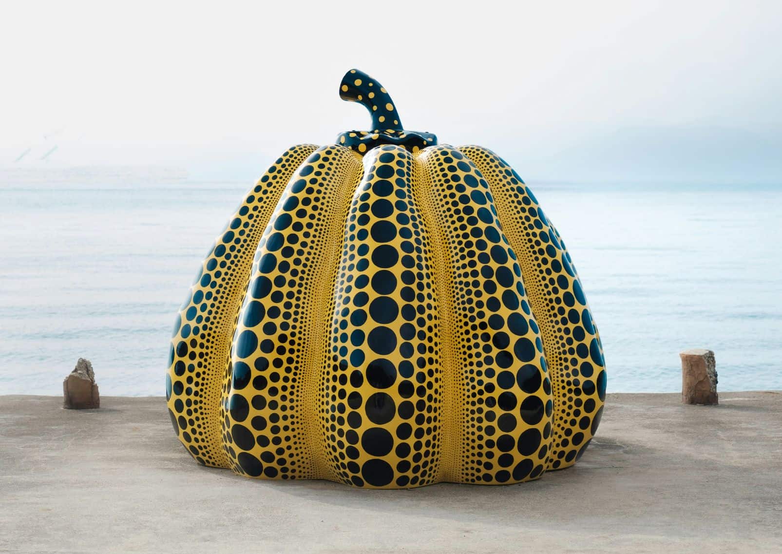 La estatua de la calabaza amarilla de Yayoi Kusama en la isla de Naoshima, Japón