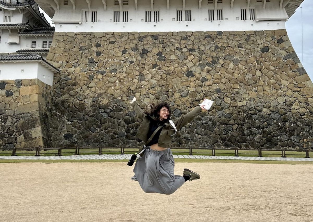 Ambre delante del castillo de Himeji, Japón