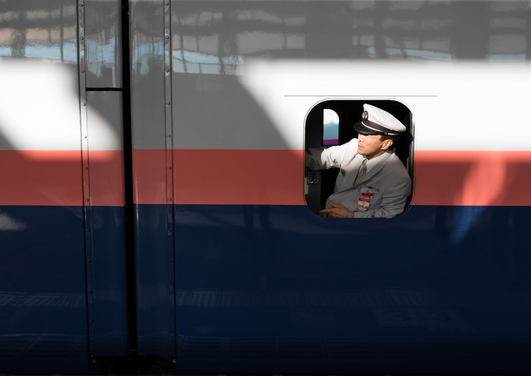 Maquinista asomado por la ventana de un tren.