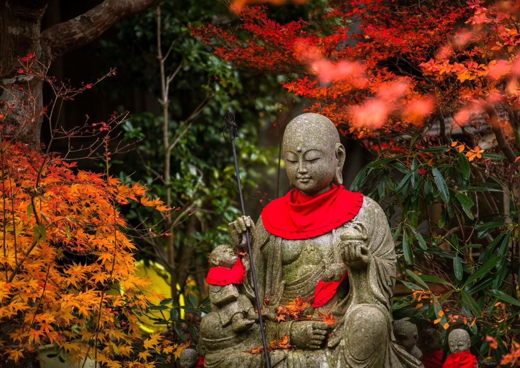 Estatua de Jizo en el jardín de otoño del templo de Sanboin