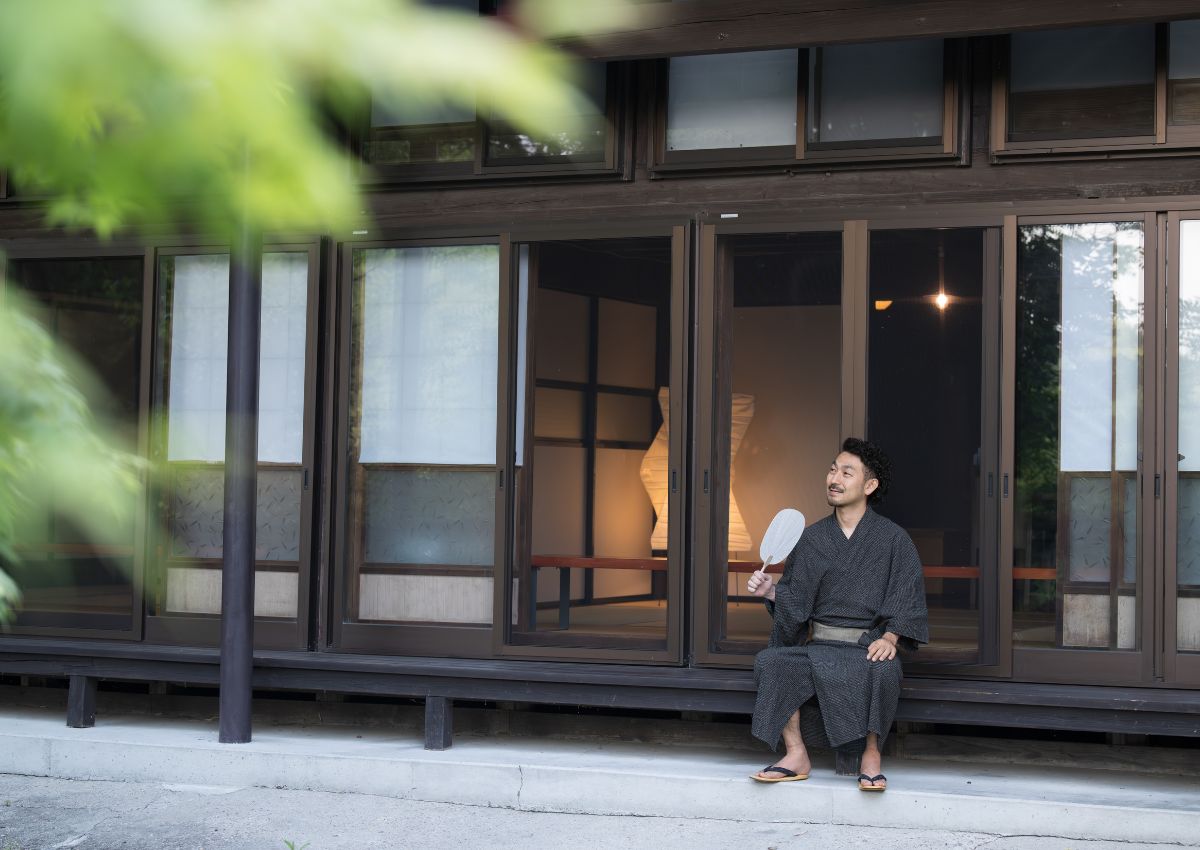 Hombre japonés con yukata relajándose en un ryokan