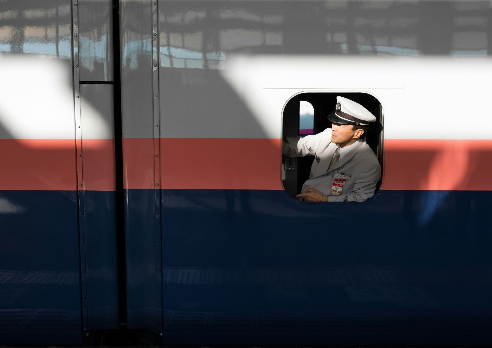 Conductor del tren bala Shinkansen japonés