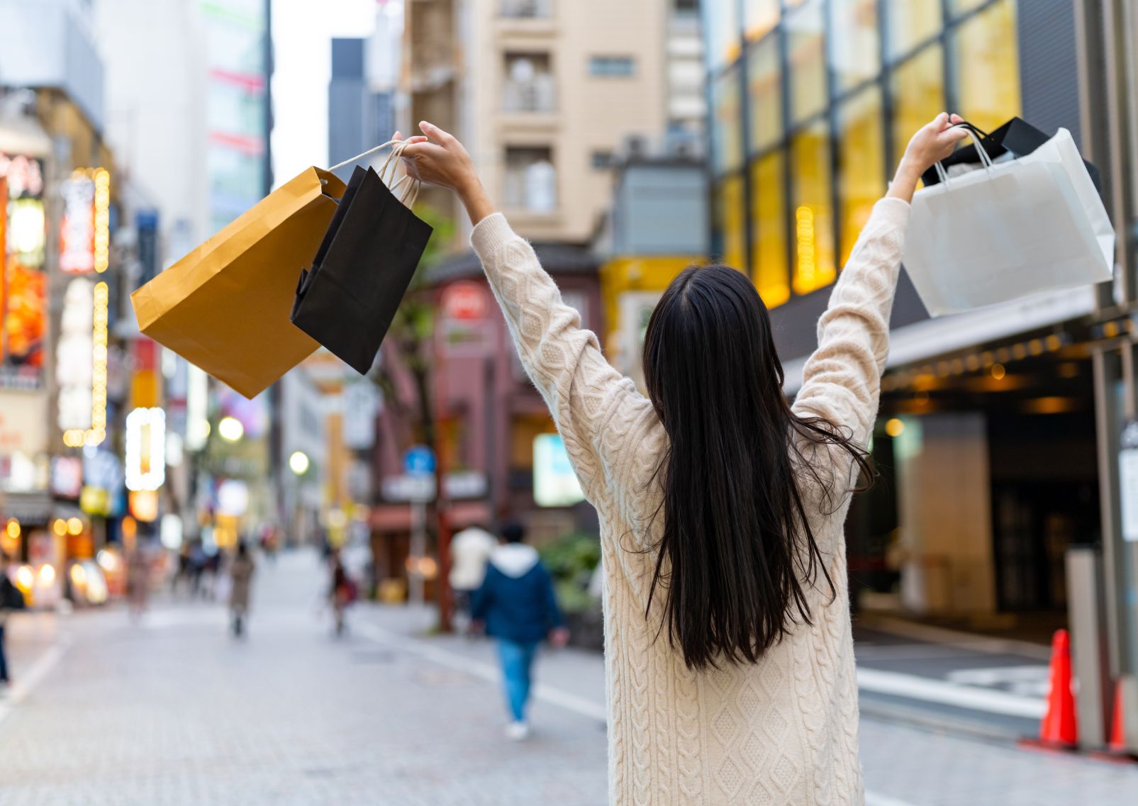 Mujer de compras en Tokio