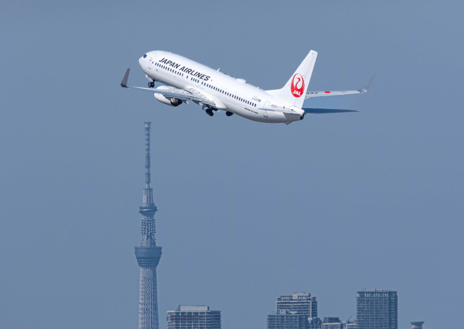Avión sobrevolando Tokio