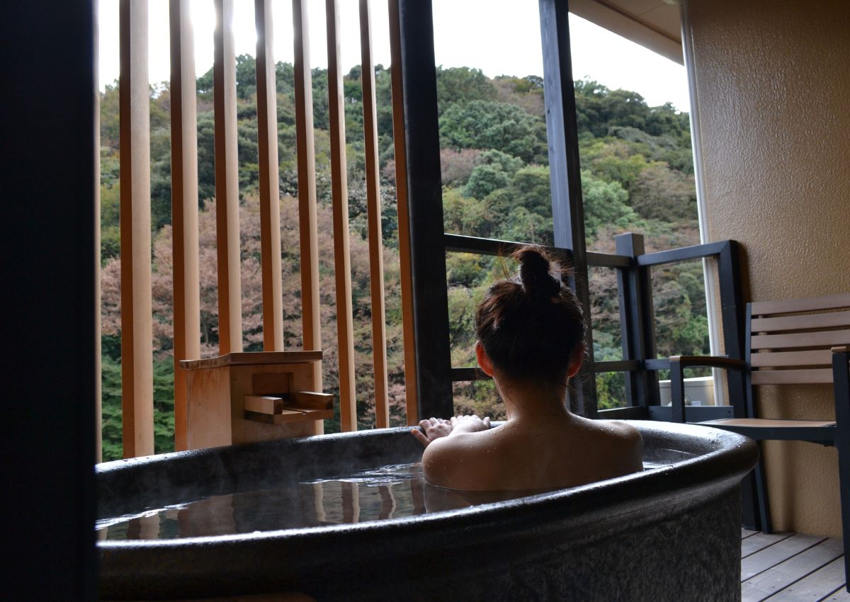 Mujer disfrutando en un onsen privado en Hakone, Japón