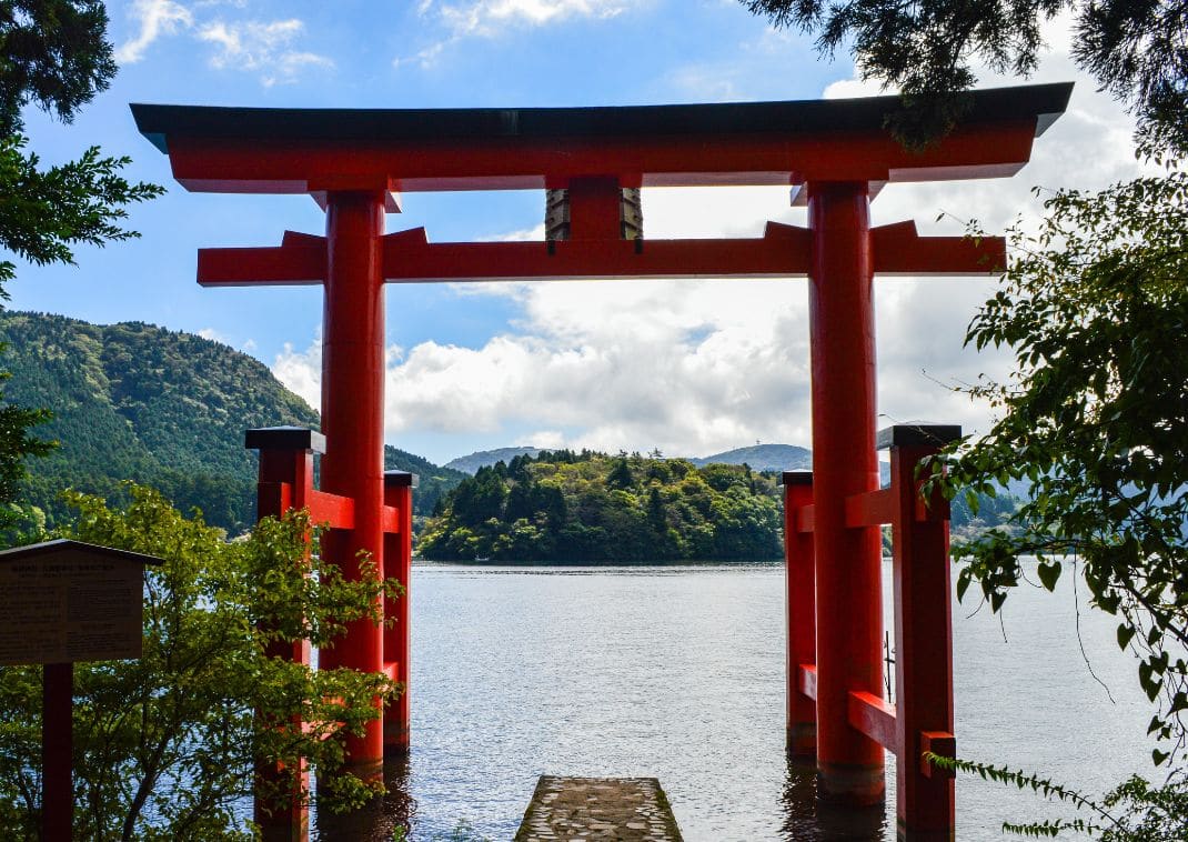  Una fuente rodeada de flores rojas en el Parque Gora, Hakone, Japón