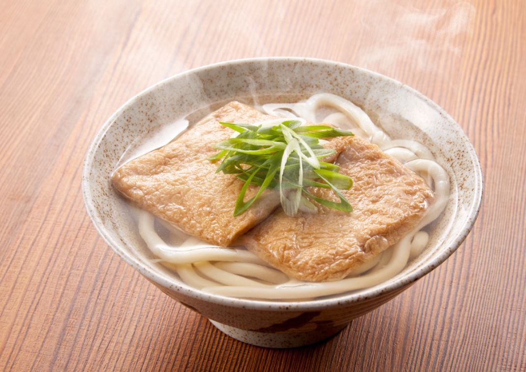 Udon kitsune japonés con tofu frito
