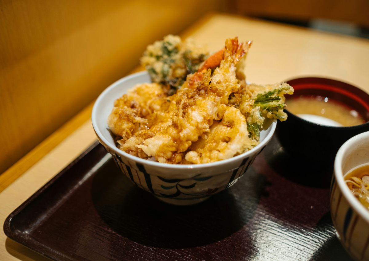 Sabrosa tempura de gambas y kabocha sobre un bol de arroz