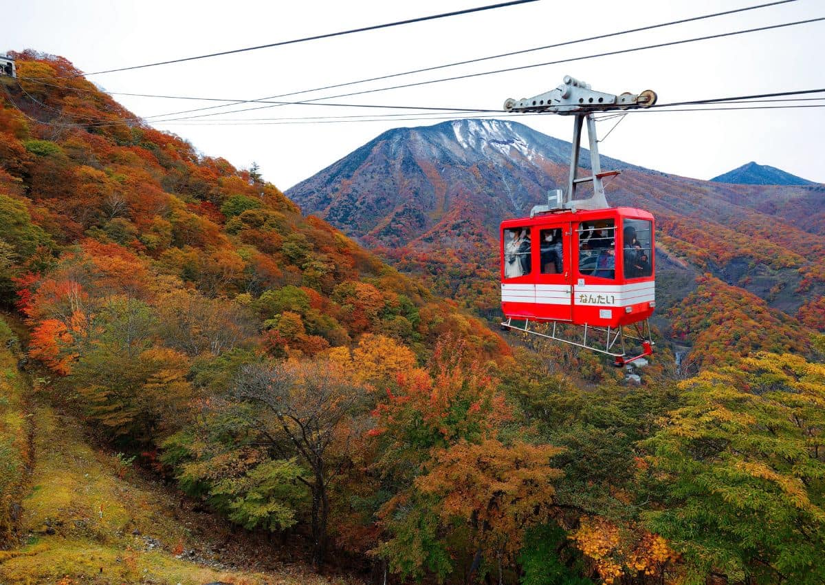 Vista a las montañas desde el teleférico de Akechidaira en Nikko