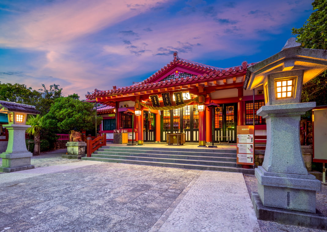Santuario de Naminoue, en Okinawa, con los colores del atardecer.