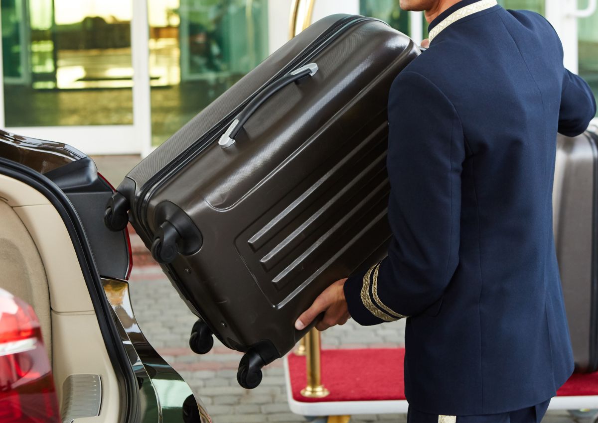 Botones en el hotel recibiendo el equipaje enviado por mensajería