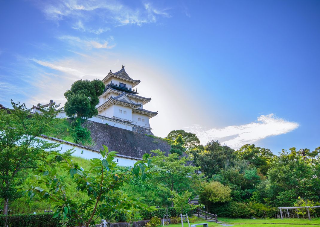 El castillo de Kakegawa, se alza con el cielo azul como telón de fondo, Shizuoka, Japón.