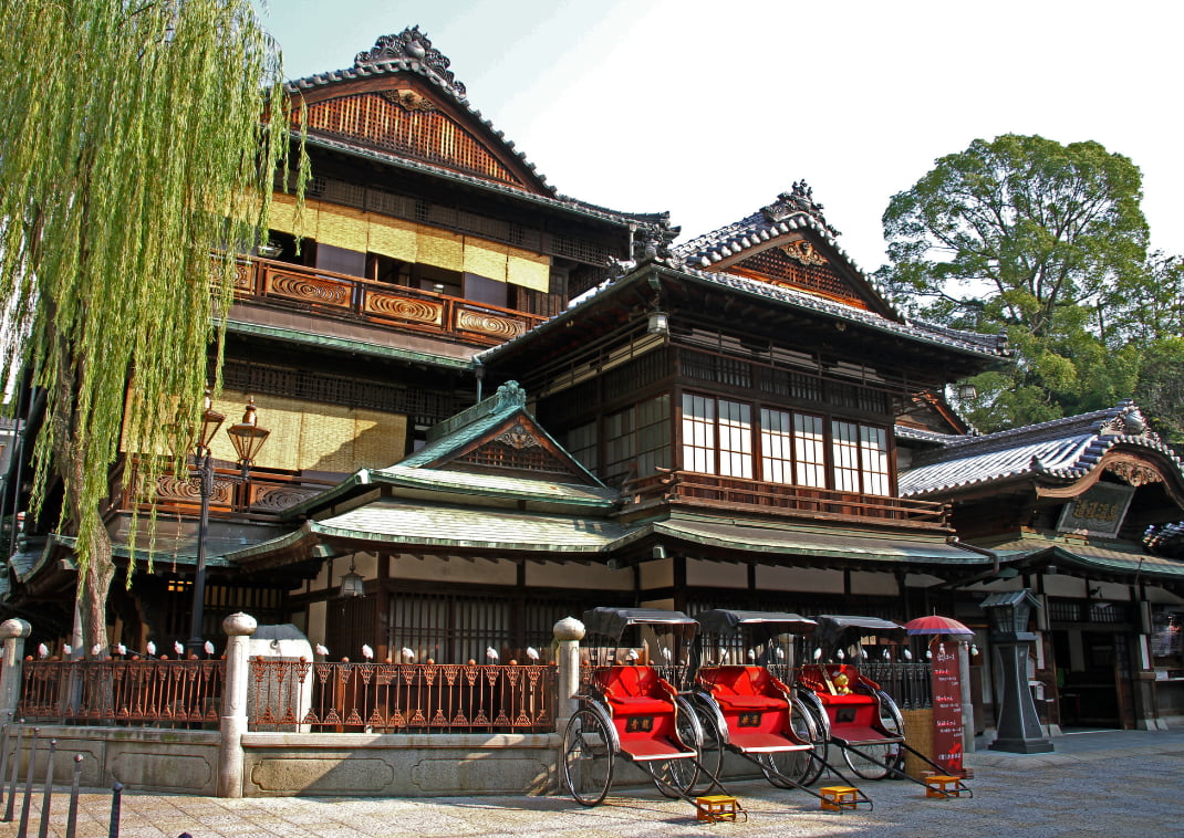  Dogo Onsen, el más antiguo de Japón. Balneario en Matsuyama, Shikoku