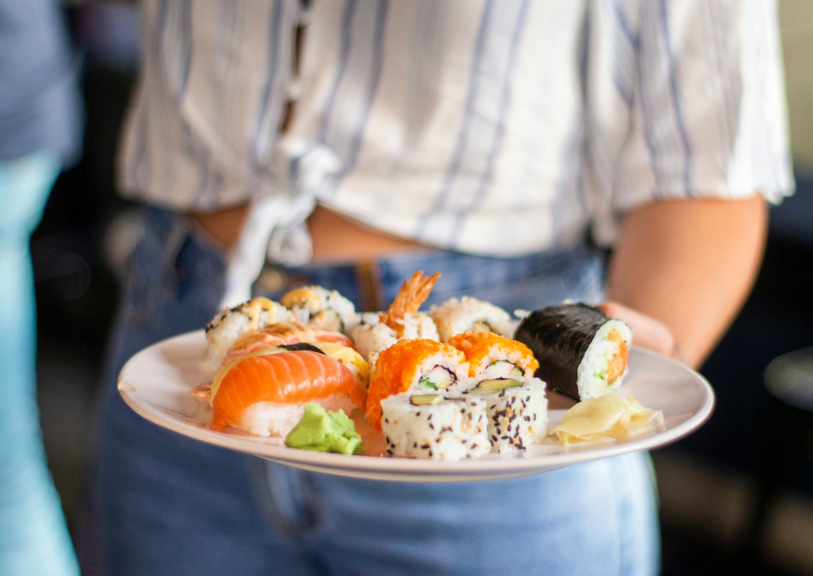 Mujer sirviendo sushi, Japón