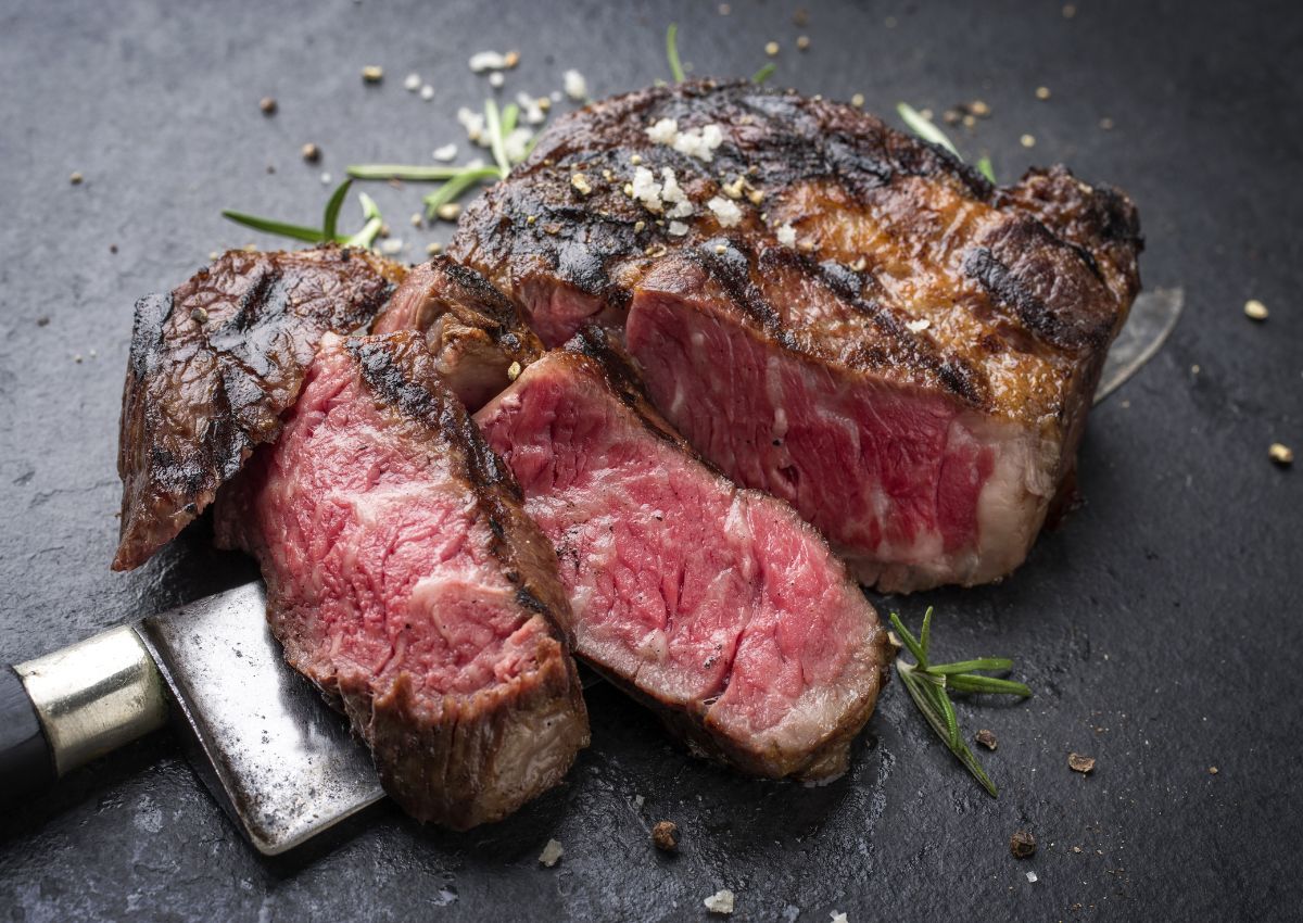 filete de carne de res wagyu japonés a la parrilla servido en un plato