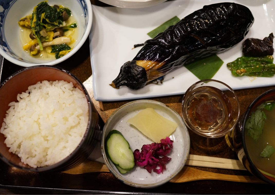 Platos tradicionales japoneses en la cena de Cuaresma de un templo