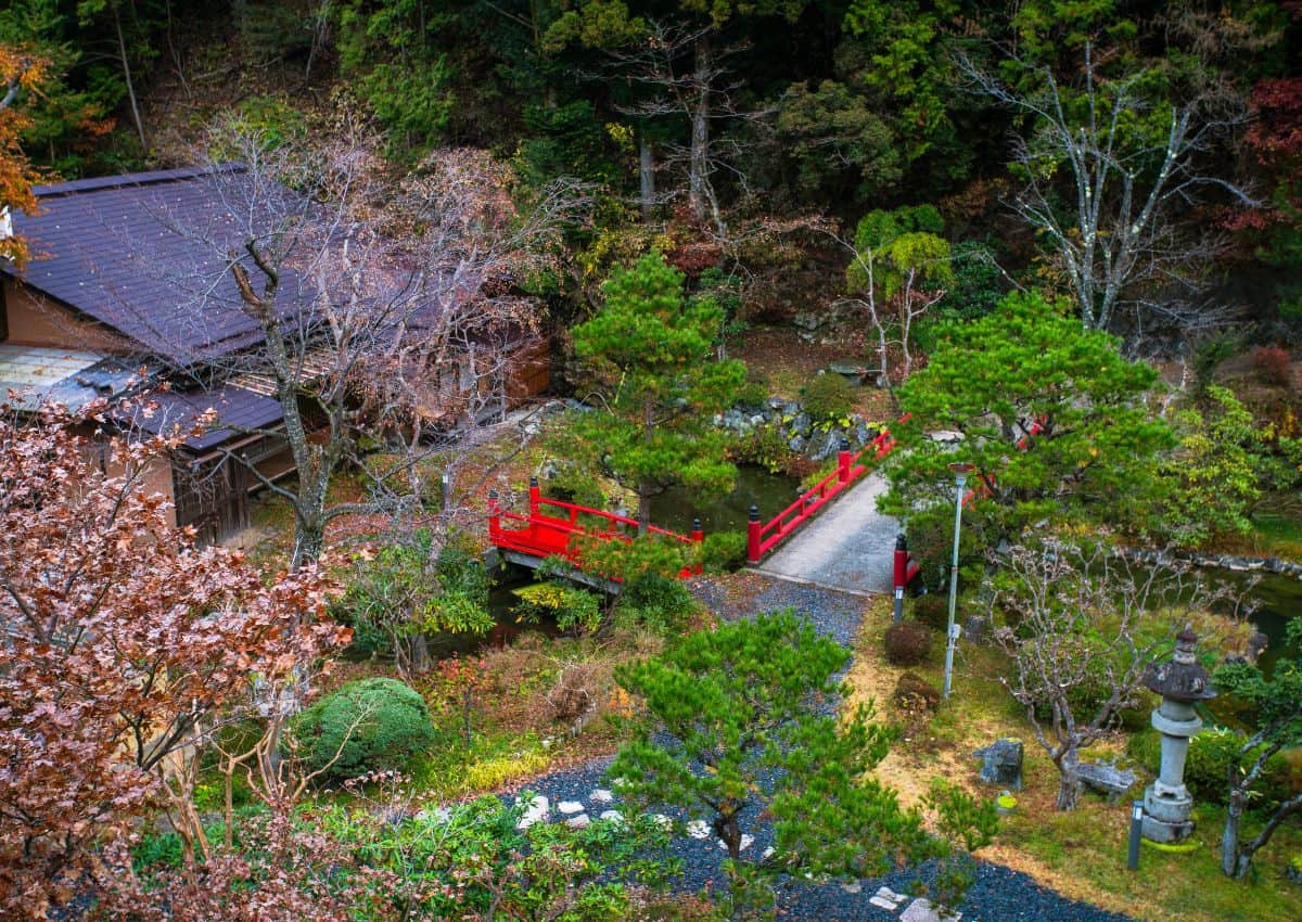 Un jardín zen dentro del templo Shekishou-in, uno de los muchos donde puedes dormir en Japón