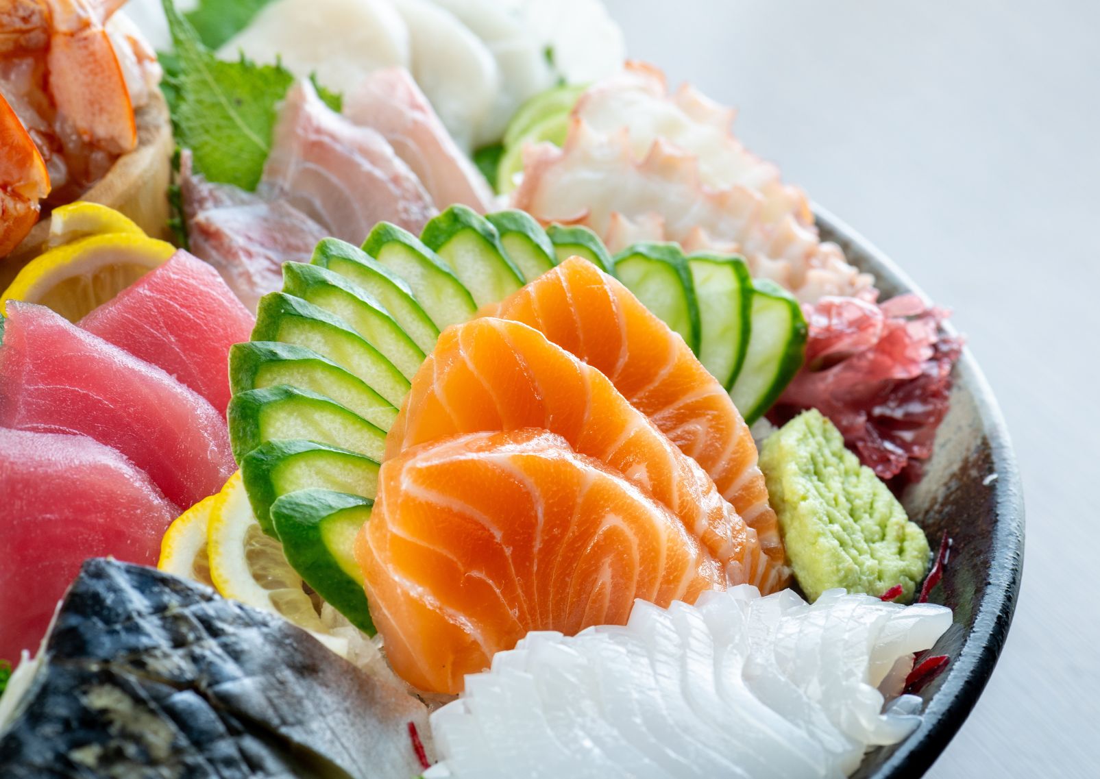 Plato degustación de sashimi fresco japonés