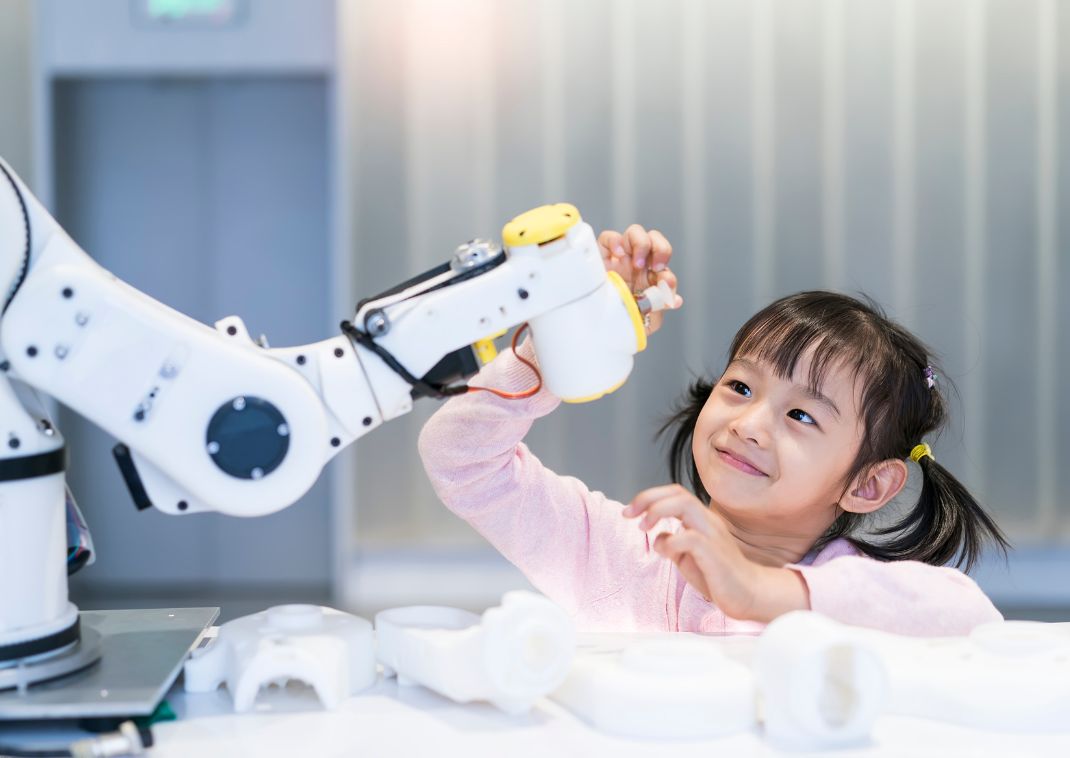 Una niña jugando con un robot, Japón