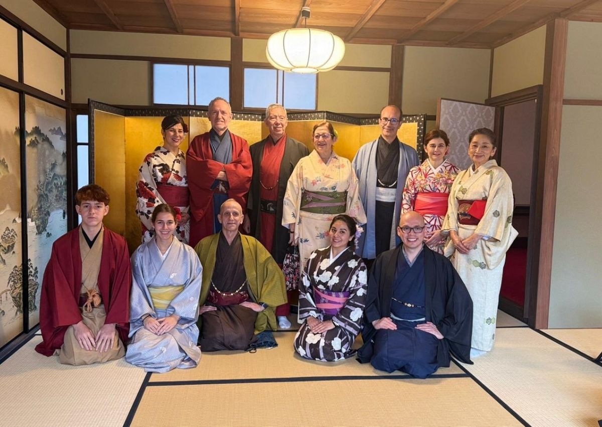 Participantes durante la ceremonia del té en Japón